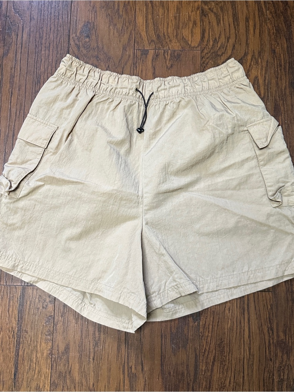 Nike nylon cargo tan shorts men’s large